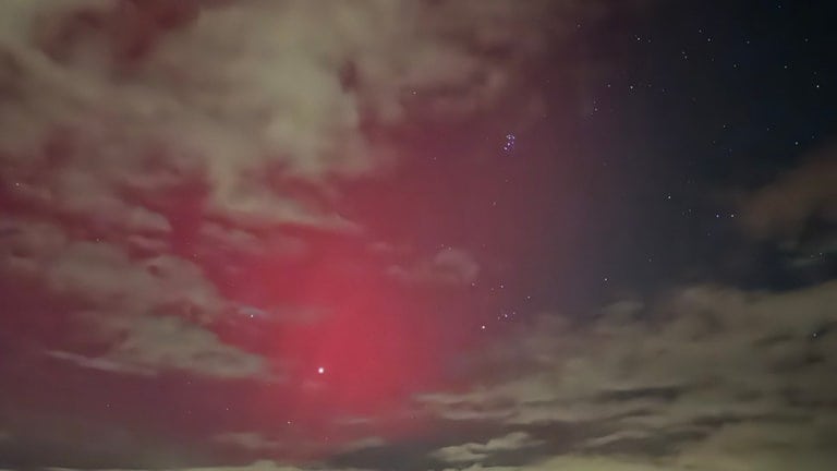 Hinter Wolken sind Polarlichter über Laupheim (Kreis Biberach) in roter Farbe zu erkennen. In der Nacht auf Freitag waren in Baden-Württemberg Polarlichter zu sehen.