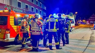  Rettungskräfte in Lindenberg im Allgäu besprechen sich wegen Gasaustritt