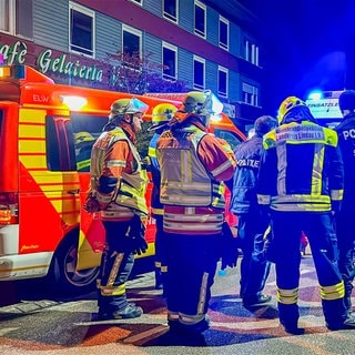  Rettungskräfte in Lindenberg im Allgäu besprechen sich wegen Gasaustritt