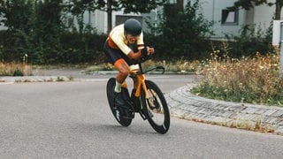 Daniel Steinhauser sitzt auf seinem Rennrad. Der Radfahrer will den Weltrekord brechen - mehr als 952 Kilometer in 24 Stunden will er auf einem Indoor-Bike abspulen.