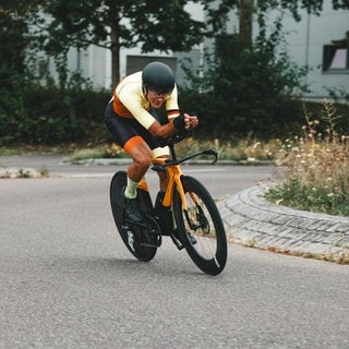 Daniel Steinhauser sitzt auf seinem Rennrad. Der Radfahrer will den Weltrekord brechen - mehr als 952 Kilometer in 24 Stunden will er auf einem Indoor-Bike abspulen.