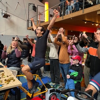 Radsportler Daniel Steinhauser freut sich: Er hat den Weltrekord im Indoor-Cycling geknackt. 