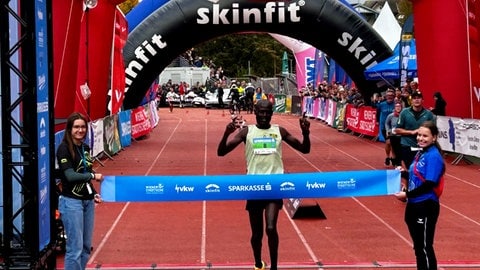 3-Länder-Marathon: Sieger Mark Kiptoo beim Zieleinlauf im Stadion Bregenz.