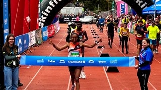 Drei-Länder-Marathon: Helen Bekele kommt als erste Frau ins Ziel.  