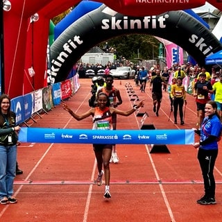 Drei-Länder-Marathon: Helen Bekele kommt als erste Frau ins Ziel.  