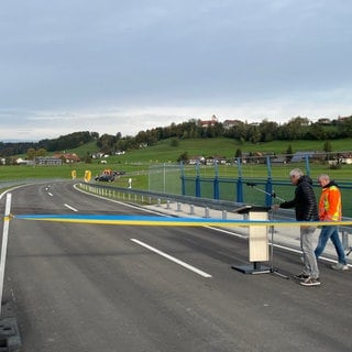 Die neue Grenzbrücke über dioe Obere Argen bei Eglofstal im Kreis Ravensburg verbindet Baden-Württemberg und Bayern.