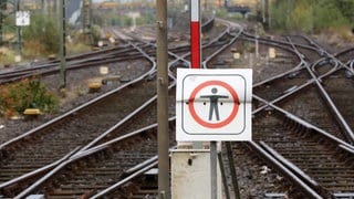 Ein Schild warnt davor, Bahngleise zu betreten.