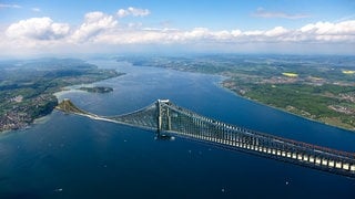 Eine fiktive Hängebrücke über dem Bodensee