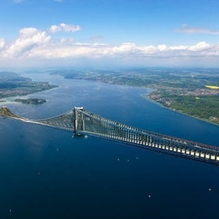 Eine fiktive Hängebrücke über dem Bodensee