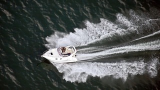 Ein Motorboot fährt mit hoher Geschwindigkeit über den Bodensee.