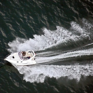 Ein Motorboot fährt mit hoher Geschwindigkeit über den Bodensee.