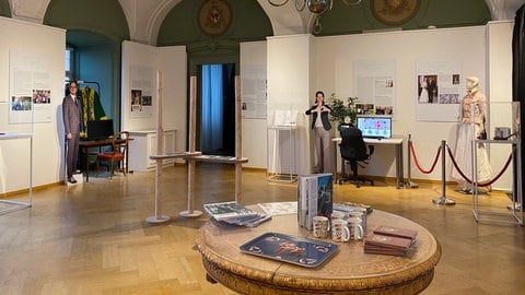 Ein Ausstellungsraum im Schloss der Insel Mainau, dort ist unter anderem das Hochzeitskleid von Bettina Gräfin Bernadotte zu sehen.