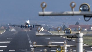 Ein Flugzeug startet vom Bodensee-Airport in Friedrichshafen aus.