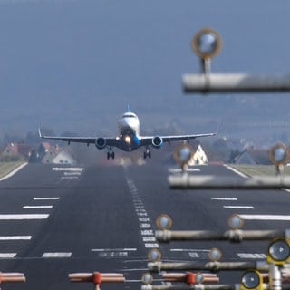 Ein Flugzeug startet vom Bodensee-Airport in Friedrichshafen aus.