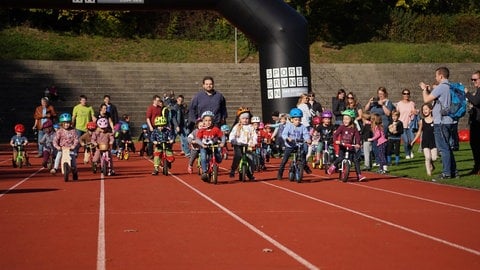 Laufrad-Rennen für Kindergartenkinder im Rahmen des Kuscheltierlaufs im Bodenseestadion Konstanz (Archivbild)