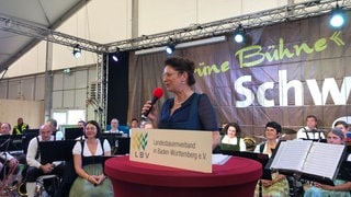 Die Europaabgeordnete Christine Singer spricht bei der Oberschwabenschau.