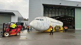 Die "Landshut" wird an ihren neuen Standort am Flughafen Friedrichshafen gebracht