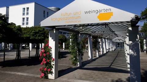 Der Eingang zum Kultur- und Kongresszentrum in Weingarten