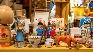 Bunte Spielfiguren und Tassen auf einem Tisch