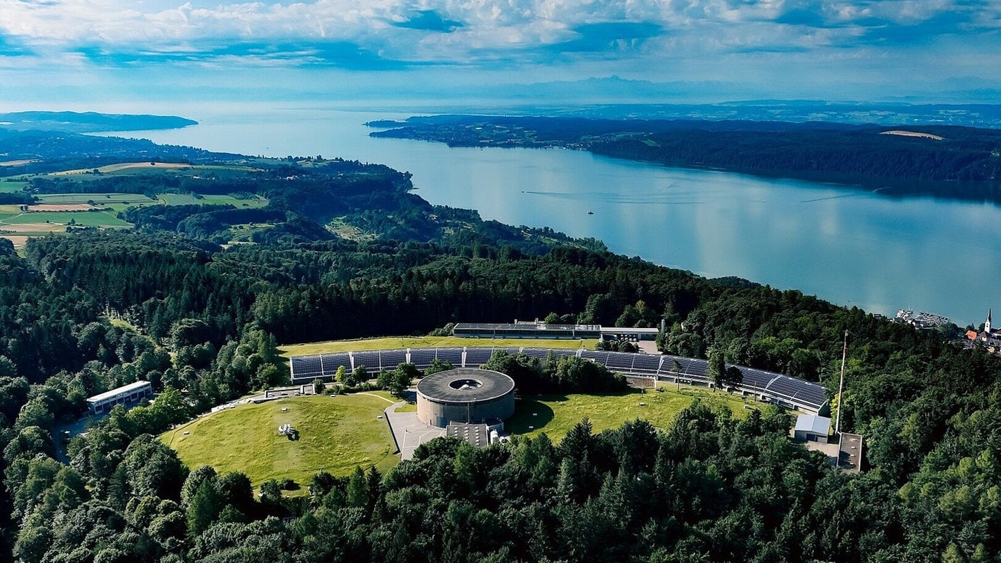 Luftaufnahme vom Wasserwerk auf dem Sipplinger Berg mit Blick auf den Bodensee