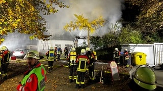 Feuerwehrleute in Überlingen vor einem brennenden Gebäude in der Hafenstraße.