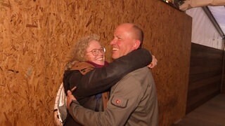 Christina und Bernd Graf liegen sich im Festzelt strahlend in den Armen