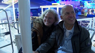 Christina und Bernd Graf sitzen im Riesenrad auf dem Schätzele-Markt