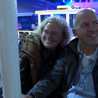 Christina und Bernd Graf sitzen im Riesenrad auf dem Schätzele-Markt