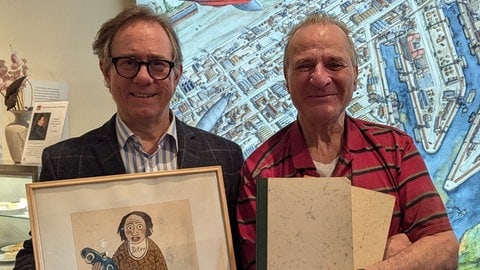 Thomas Steuer (rechts), der Sohn von Karl Steuer, bei der Übergabe der Sammlung an Museumschef Tobias Engelsing (links).