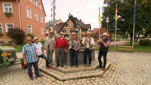 Die Musikanten spielen vor dem Dorfbrunnen in Tengen-Watterdingen