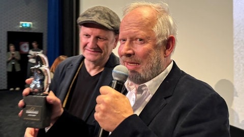 Der Schauspieler Axel Milberg und der künstlerische Leiter der Biberacher Filmfestspiele Douglas Wolfsperger bei der Verleihung des Ehrenbibers an Axel Milberg. 