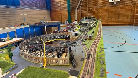 Modelleisenbahn mit Ringlokschuppen