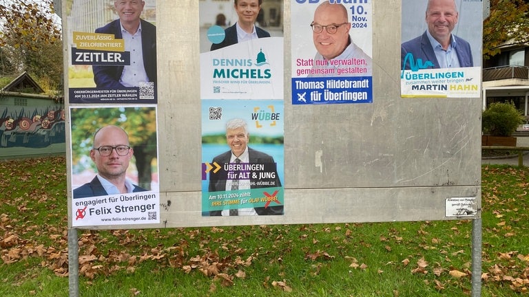 Stellwand zeigt Wahlplakate der Kandidaten für die OB-Wahl in Überlingen