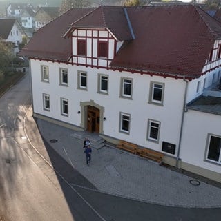 Die alte Schule in Rötenbach wurde von Freiwilligen zu einem Dorfgemeinschaftshaus umgebaut.