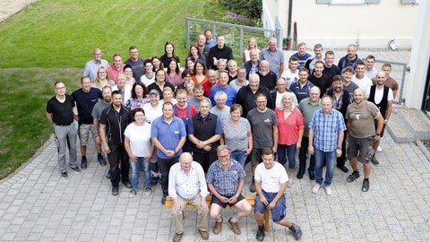 Dutzende freiwillige Helfer aus Rötenbach haben an einem Dorfgemeinschaftshaus mitgearbeitet.