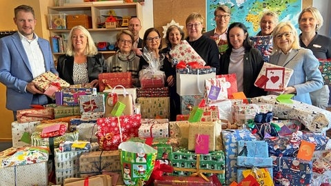 Soroptimist International Clubs aus dem Bodenseekreis präsentieren gespendete Weihnachtsgeschenke