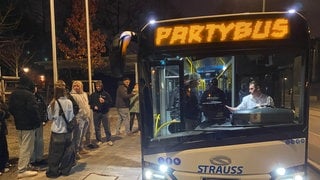 Junge Leute aus Neukirch steigen in den Partybus - er bringt sie zu einer Party in Leutkirch