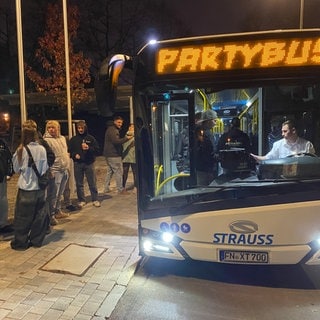 Junge Leute aus Neukirch steigen in den Partybus - er bringt sie zu einer Party in Leutkirch