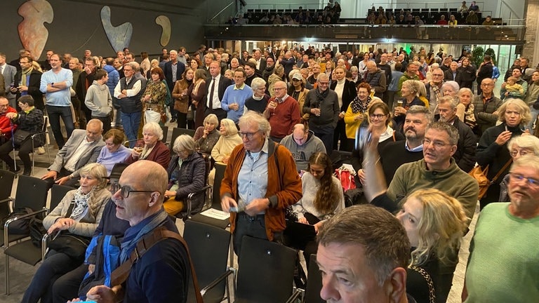 Bürgerinnen und Bürger bei der Auszählung der OB-Wahl im Kursaal Überlingen.