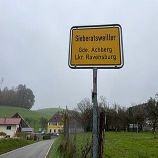 Zwei Ortsschilder von Siberatsweiler im Kreis Ravensburg, ein falsches und ein richtiges