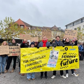 Studierende bei einer Demonstration gegen Einsparpläne des Landes in Konstanz