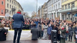 Rund 2.000 Studierende protestierten in Konstanz gegen die Einsparpläne des Landes