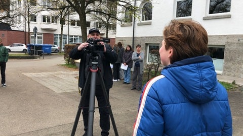 Ein Schüler der 10 b bei einer Übung vor der Kamera.