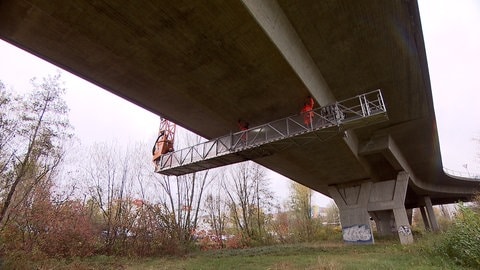 Die Schussentalbrücke in Ravensburg wird von einem Brückenkontrolleur überprüft