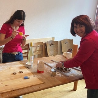 Drei Landfrauen backen Zimtsterne.