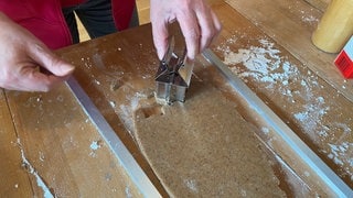 Eine Landfrau sticht Zimtsterne aus. Im Kreis Ravensburg werden die Plätzchen im großen Stil gebacken.