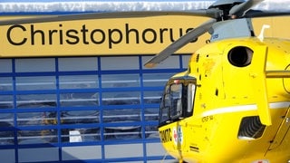 Ein Rettungshubschrauber "Christophorus 4" steht in Österreich vor dem Hangar. 