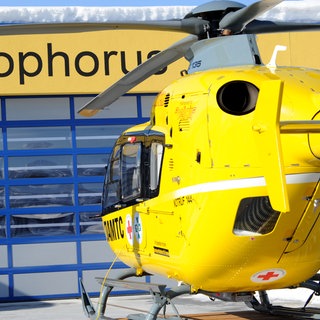 Ein Rettungshubschrauber "Christophorus 4" steht in Österreich vor dem Hangar. 