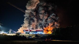 Das Firmengebäude von Reifen-Göggel in Gammertingen steht in Vollbrand. Die Feuerwehr löscht.