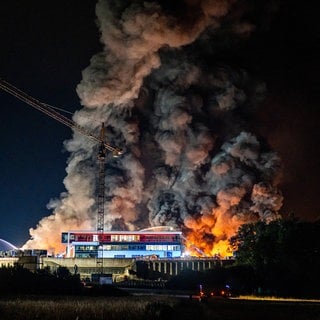 Das Firmengebäude von Reifen-Göggel in Gammertingen steht in Vollbrand. Die Feuerwehr löscht.